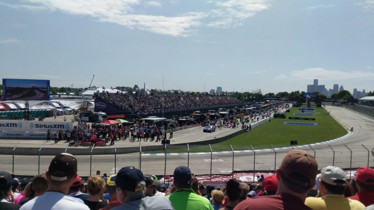 Dover accueille deux légendes de la NASCAR : Richard Petty et Jimmie Johnson, ce dernier participant à la course