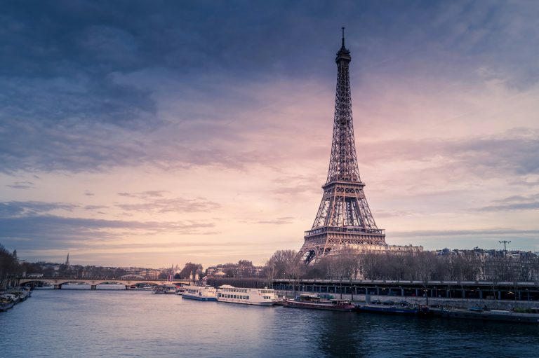 Quand admirer la tour Eiffel scintiller : le guide pour ne rien manquer du spectacle