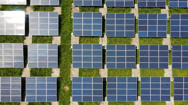 Transition Énergétique : Entre les Manœuvres des Géants Pétroliers et l’Engagement des Institutions Religieuses
