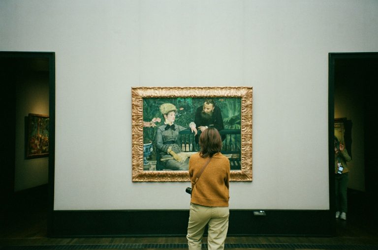 Regards croisés sur l&rsquo;art : de l&rsquo;imaginaire himalayen d&rsquo;Abigail Rai à la renaissance d&rsquo;un chef-d&rsquo;œuvre de Renoir