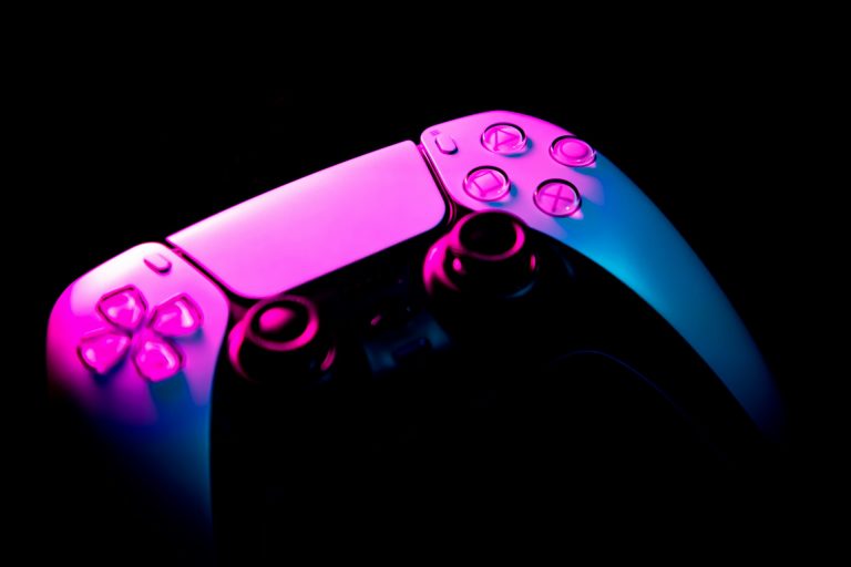 Du frisson spatial aux pelouses de l&rsquo;été : la PlayStation dicte son tempo